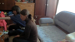 Две барышни ласкают большой член своего друга