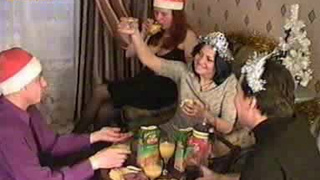 Русские студенты занимаются групповым сексом под новый год