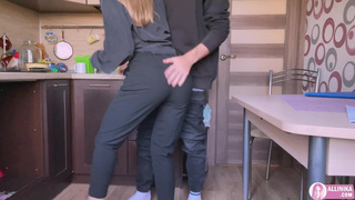 Нормальные люди обедают за столом, а Аллиника обедает членом под столом!