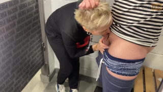 Минет в раздевалке торгового центра