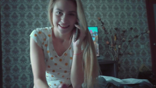 Сестра сосет брату член, а мамка по телефону и не догадывается