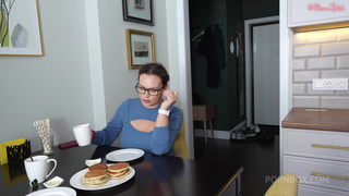 Жена была не против, чтобы я выебал в анал русскую горничную