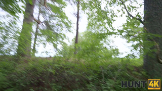 Русская рыжулька трахается с незнакомцем в лесу, пока её парень спит в палатке