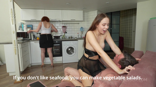 Пошлый отчим умыл спермой молодую падчерицу Alice Flore за спиной зрелой мачехи