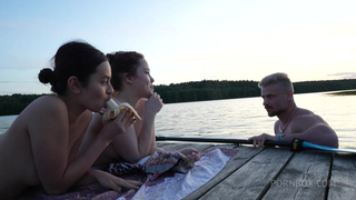 Ебать в очко двух милашек у деревенской речки - вот это отдых, а не эти ваши Дубаи