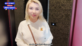 Зашла не в ту дверь, перед её попкой я не устоял — вон как обкончал